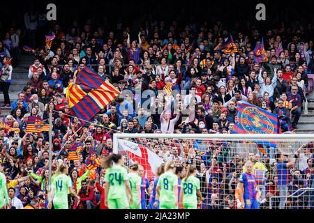 BARCELONA - APR 22: Fans jubeln von der Tribüne während des UEFA Women's Champions League-Spiels zwischen dem FC Barcelona und dem VfL Wolfsburg im Camp No Stockfoto