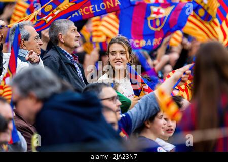 BARCELONA - APR 22: Fans jubeln von der Tribüne während des UEFA Women's Champions League-Spiels zwischen dem FC Barcelona und dem VfL Wolfsburg im Camp No Stockfoto