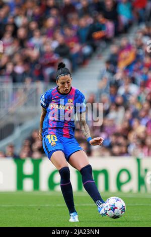 BARCELONA - APR 22: Jenni Hermoso in Aktion während des UEFA Women's Champions League-Spiels zwischen dem FC Barcelona und dem VfL Wolfsburg im Camp Nou Stad Stockfoto