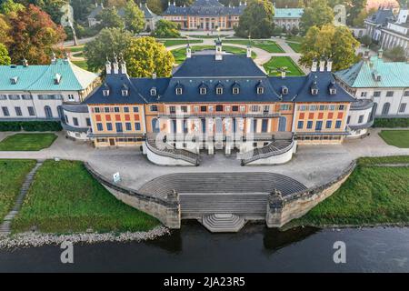 Drohnenfoto, Drohnenaufnahme von Schloss Pillnitz und dem barocken Schlossgarten mit Brunnen und Weinbergen, Dresden, Sachsen, Deutschland Stockfoto