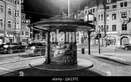 Nachtaufnahme, Schwarz-Weiß-Aufnahme einer alten Werbesäule am Schillerplatz, Autoverkehr, Blasewitz, Dresden, Sachsen, Deutschland Stockfoto