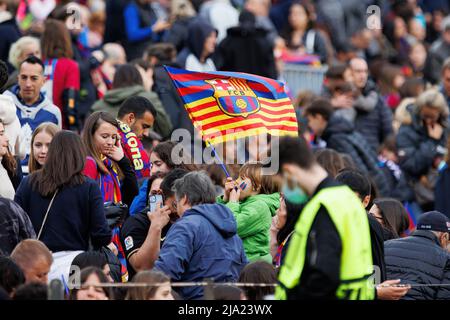 BARCELONA - APR 22: Fans jubeln von der Tribüne während des UEFA Women's Champions League-Spiels zwischen dem FC Barcelona und dem VfL Wolfsburg im Camp No Stockfoto