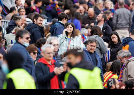 BARCELONA - APR 22: Fans jubeln von der Tribüne während des UEFA Women's Champions League-Spiels zwischen dem FC Barcelona und dem VfL Wolfsburg im Camp No Stockfoto