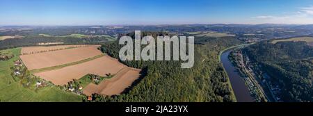 Panorama, Weitwinkel, Drohnenaufnahme, Drohnenaufnahme, Elbe und der Ort Königstein, Blick auf die Festung Königstein, Wälder, Berge, Sachsen Stockfoto