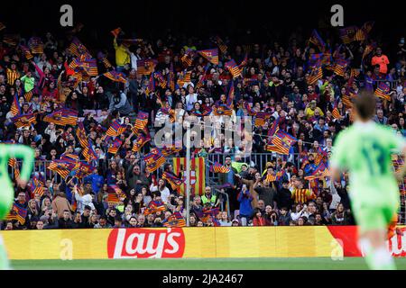 BARCELONA - APR 22: Fans jubeln von der Tribüne während des UEFA Women's Champions League-Spiels zwischen dem FC Barcelona und dem VfL Wolfsburg im Camp No Stockfoto