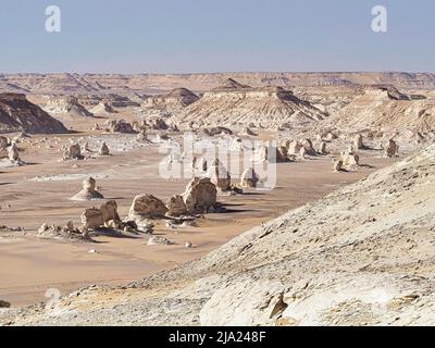 Breites Tal mit Kreideskulpturen in der Westside, westliche Weiße Wüste, in der Nähe der Oase Bahariya, Ägypten Stockfoto
