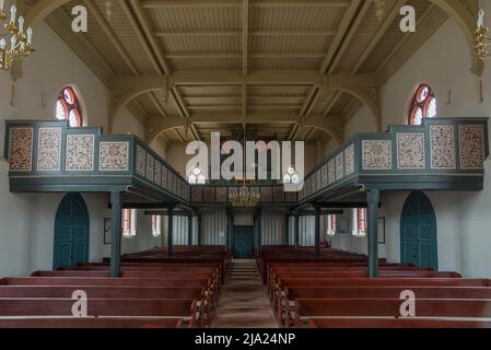 Interieur mit Orgelloft der neugotischen Hallenkirche St. Laurentius, 1859 geweiht, Kirchgellersen, Niedersachsen, Deutschland Stockfoto