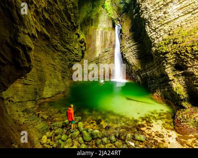 Person vor dem Wasserfall Kozjak, Kobarij, Soca-Tal, Triglav-Nationalpark, Slowenien Stockfoto