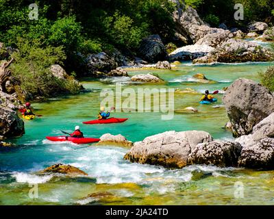 Kajakfahren auf dem smaragdgrünen Soca-Fluss, dem Soca-Tal, dem Triglav-Nationalpark, Bovec, Slowenien Stockfoto