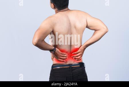 Person mit Rückenproblemen auf isoliertem Hintergrund, Konzept mit Lendenwirbelproblemen, Ein Mann mit Wirbelsäulenproblemen, eine wunde Person mit Rückenschmerzen Stockfoto