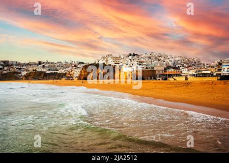 Dramatische Aussicht auf die Altstadt und den Strand in Albufeira, Algarve, Portugal Stockfoto