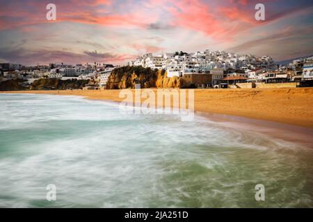 Dramatische Aussicht auf die Altstadt und den Strand in Albufeira, Algarve, Portugal Stockfoto