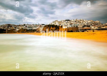 Dramatische Aussicht auf die Altstadt und den Strand in Albufeira, Algarve, Portugal Stockfoto