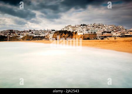 Dramatische Aussicht auf die Altstadt und den Strand in Albufeira, Algarve, Portugal Stockfoto