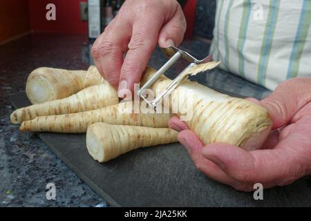 Schwäbische Küche, Zubereitung Petersilienwurzel (Petroselinum crispum subsp. Tuberosum) geschält, Gemüseschäler, Wintergemüse, traditionell Stockfoto