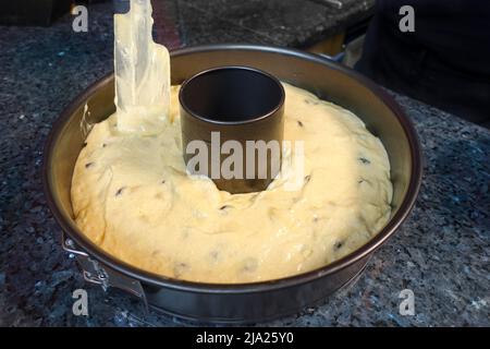 Schwäbische Küche, schwäbische Bündelzubereitung, schwäbische Backspezialität, aus dem Ofen, gebackene, glättende Schwammmischung in Backform, Springform Stockfoto