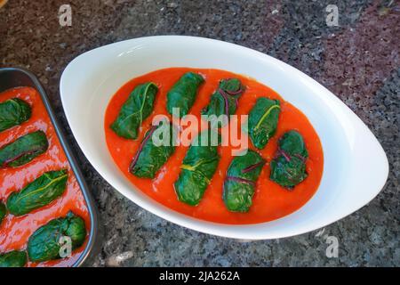 Schwäbische Küche, Bietigheimer Laubfrösche in Paprikasoße, Sauce, gefüllte Mangold-Blätter in Paprikasoße, Auflaufform, traditionelle Küche Stockfoto