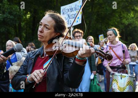 Warschau, Polen. 26.. Mai 2022. Eine Frau spielt Geige während der Kundgebung wurde am Muttertag in Polen die Mutterkundgebung als Solidaritätsveranstaltung mit den ukrainischen Müttern und Müttern aus der ganzen Welt organisiert, die aufgrund der Kriege gelitten haben. Während der Kundgebung in Warschau marschierten polnische Mütter und Menschen, die als Männer das Leben mitgestalten. Kredit: SOPA Images Limited/Alamy Live Nachrichten Stockfoto