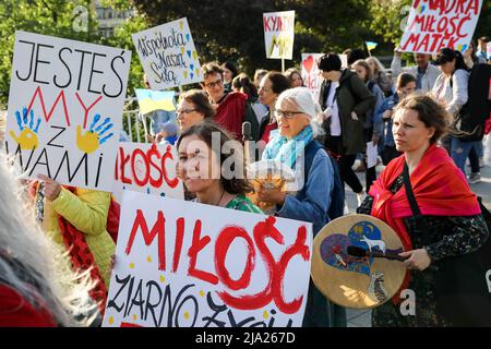 Warschau, Polen. 26.. Mai 2022. Die Demonstranten halten während der Kundgebung Plakate, auf denen ihre Meinung zum Ausdruck kommt. Die Muttertagsdemonstration in Polen wurde als Solidaritätsveranstaltung mit den ukrainischen Müttern und Müttern aus der ganzen Welt organisiert, die aufgrund der Kriege gelitten haben. Während der Kundgebung in Warschau marschierten polnische Mütter und Menschen, die als Männer das Leben mitgestalten. Kredit: SOPA Images Limited/Alamy Live Nachrichten Stockfoto