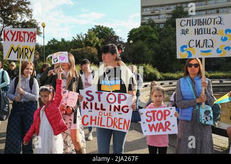 Warschau, Polen. 26.. Mai 2022. Frauen und Kinder halten während der Kundgebung Plakate mit ihrer Meinung. Die Muttertagsdemonstration in Polen wurde als Solidaritätsveranstaltung mit den ukrainischen Müttern und Müttern aus der ganzen Welt organisiert, die aufgrund der Kriege gelitten haben. Während der Kundgebung in Warschau marschierten polnische Mütter und Menschen, die als Männer das Leben mitgestalten. Kredit: SOPA Images Limited/Alamy Live Nachrichten Stockfoto