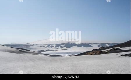 Karge vulkanische Landschaft aus Schnee und Lavasand, Blick auf den Eyjafjallajoekull-Gletscher, Fimmvoerouhals-Wanderweg, Porsmoerk Nature Reserve Stockfoto