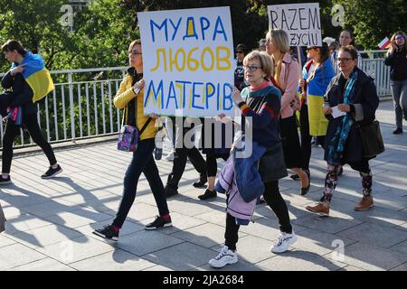 Warschau, Polen. 26.. Mai 2022. Die Demonstranten halten während der Kundgebung Plakate, auf denen ihre Meinung zum Ausdruck kommt. Die Muttertagsdemonstration in Polen wurde als Solidaritätsveranstaltung mit den ukrainischen Müttern und Müttern aus der ganzen Welt organisiert, die aufgrund der Kriege gelitten haben. Während der Kundgebung in Warschau marschierten polnische Mütter und Menschen, die als Männer das Leben mitgestalten. Kredit: SOPA Images Limited/Alamy Live Nachrichten Stockfoto