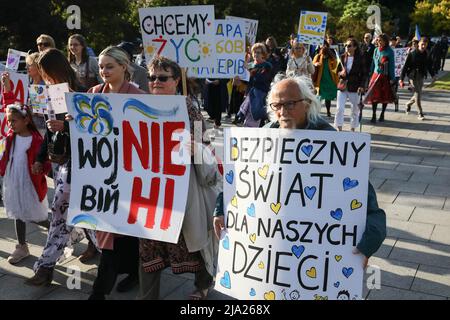 Warschau, Polen. 26.. Mai 2022. Die Demonstranten halten während der Kundgebung Plakate, auf denen ihre Meinung zum Ausdruck kommt. Die Muttertagsdemonstration in Polen wurde als Solidaritätsveranstaltung mit den ukrainischen Müttern und Müttern aus der ganzen Welt organisiert, die aufgrund der Kriege gelitten haben. Während der Kundgebung in Warschau marschierten polnische Mütter und Menschen, die als Männer das Leben mitgestalten. Kredit: SOPA Images Limited/Alamy Live Nachrichten Stockfoto