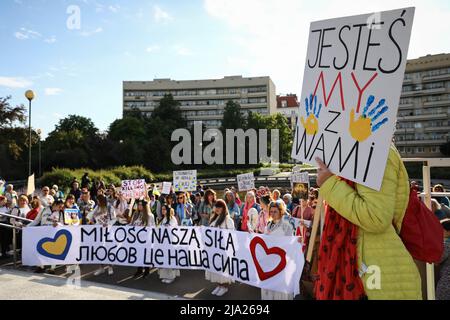 Warschau, Polen. 26.. Mai 2022. Eine Frau hält während der Demonstration ein Plakat mit der Aufschrift „Wir sind bei euch“. Die Muttertagsdemonstration in Polen wurde als Solidaritätsveranstaltung mit den ukrainischen Müttern und Müttern aus der ganzen Welt organisiert, die aufgrund der Kriege gelitten haben. Während der Kundgebung in Warschau marschierten polnische Mütter und Menschen, die als Männer das Leben mitgestalten. Kredit: SOPA Images Limited/Alamy Live Nachrichten Stockfoto