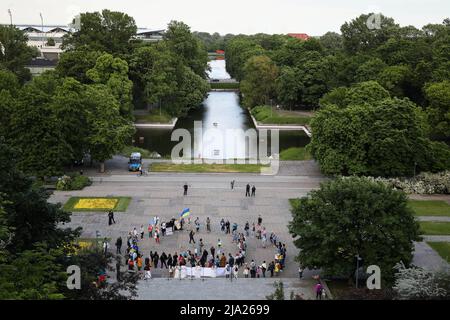 Warschau, Polen. 26.. Mai 2022. Die Teilnehmer versammeln sich nach der Kundgebung im Lazienki Park. Die Muttertagsdemonstration in Polen wurde als Solidaritätsveranstaltung mit den ukrainischen Müttern und Müttern aus der ganzen Welt organisiert, die aufgrund der Kriege gelitten haben. Während der Kundgebung in Warschau marschierten polnische Mütter und Menschen, die als Männer das Leben mitgestalten. Kredit: SOPA Images Limited/Alamy Live Nachrichten Stockfoto