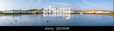 See mit Schwanen vor Schloss Nymphenburg, Panorama, Ostseite, München, Bayern, Deutschland Stockfoto