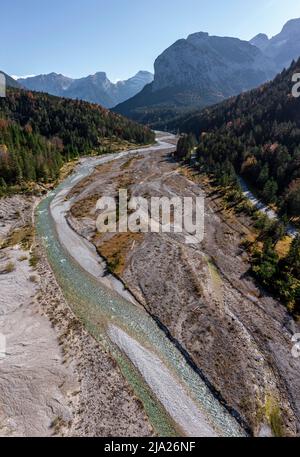 Luftbild, Flussbett des Rissbaches, Rosskopfspitze rechts, Tirol, Österreich Stockfoto