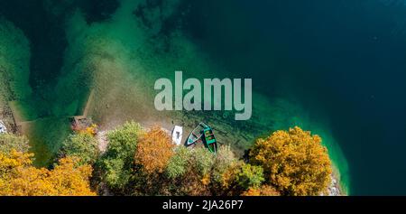 Luftbild, Ruderboote am Ufer, See von oben, Walchensee, Oberbayern, Bayern, Deutschland Stockfoto