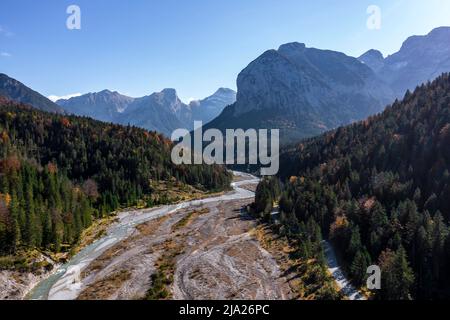 Luftbild, Flussbett des Rissbaches, Rosskopfspitze rechts, Tirol, Österreich Stockfoto