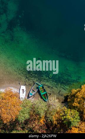 Luftbild, Ruderboote am Ufer, See von oben, Walchensee, Oberbayern, Bayern, Deutschland Stockfoto