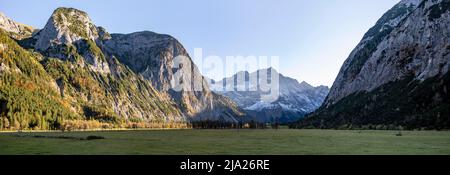 Panorama, Spitzkarspitze und großer Ahornboden im Herbst, Risstal im Engl, Tirol, Österreich Stockfoto