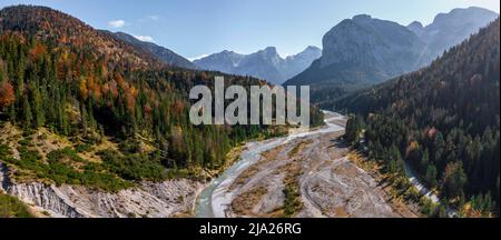 Luftbild, Flussbett des Rissbaches, Rosskopfspitze rechts, Oberbayern, Tirol, Österreich Stockfoto