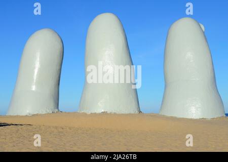 Drei Finger der Skulptur La Mano, die Hand, am Strand Playa Brava, Punta del Este, Departamento Maldonado, Uruguay Stockfoto