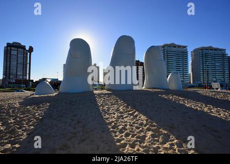 Skulptur La Mano, die Hand, am Strand Playa Brava, Punta del Este, Departamento Maldonado, Uruguay Stockfoto