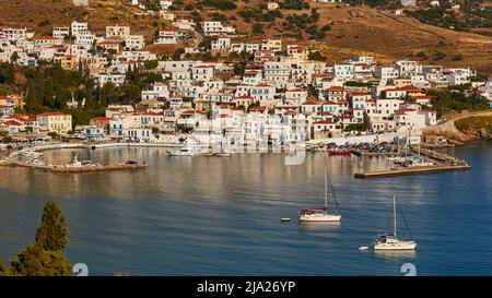Segelboote, Boote, malerisches Hafendorf, Batsi, Häuser am Hang, Insel Andros, Kykladen, Griechenland Stockfoto