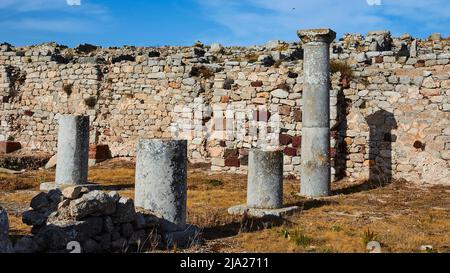 Alte Mauer, runde Säulen, blauer Himmel, weiße Wolken, Alte Thera, Berggipfel, archäologische Stätte, Perissa, Kamari, Santorini, Kykladen, Griechenland Stockfoto