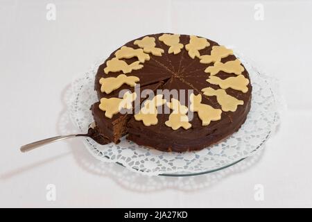 Hausgemachter Schokoladenkuchen mit Tortenheber, Osterkuchen Stockfoto