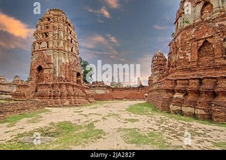 Verwitterte Pagoden am frühen Morgen im Wat Mahathat Tempel, alte königliche Stadt von Ayutthaya, Thailand Stockfoto