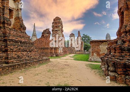 Verwitterte Pagoden am frühen Morgen im Wat Mahathat Tempel, alte königliche Stadt von Ayutthaya, Thailand Stockfoto