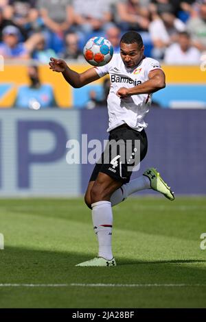 Jonathan Tah Bayer 04 Leverkusen am Ball, PreZero Arena, Sinsheim, Baden-Württemberg, Deutschland Stockfoto