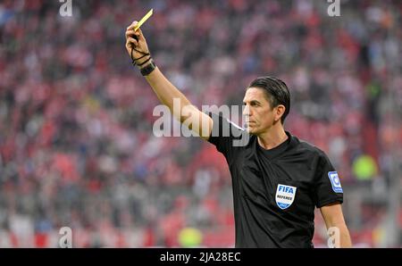 Schiedsrichter Deniz Aytekin zeigt gelbe Karte, Warnung, Geste, Allianz Arena, München, Bayern, Deutschland Stockfoto