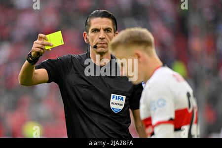 Schiedsrichter Deniz Aytekin zeigt Chris Fuehrich VfB Stuttgart gelbe Karte, Warnung, Geste, Geste, Allianz Arena, München, Bayern, Deutschland Stockfoto