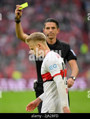 Schiedsrichter Deniz Aytekin zeigt Chris Fuehrich VfB Stuttgart gelbe Karte, Warnung, Geste, Geste, Allianz Arena, München, Bayern, Deutschland Stockfoto