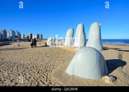 Skulptur La Mano, die Hand, am Strand Playa Brava, Punta del Este, Departamento Maldonado, Uruguay Stockfoto