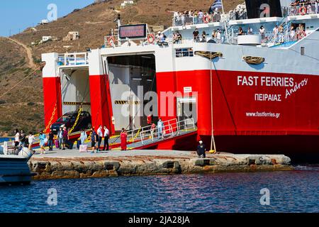 Himmelblau, Fähre entlädt, rot-weiße Fähre, Heck, Passagiere an Deck, Fast Ferries, wolkenlos, Meeresblau, Gavrio, Andros Island, Kykladen, Griechenland Stockfoto