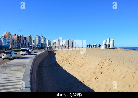 Skulptur La Mano, die Hand, am Strand Playa Brava, Punta del Este, Departamento Maldonado, Uruguay Stockfoto